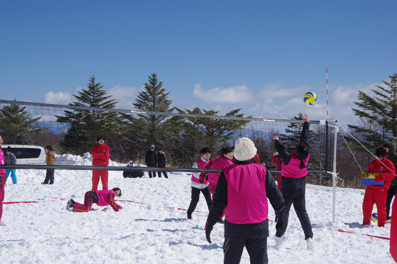 3月9日(日)、山梨県北杜市サンメドウズ清里スキー場で開催された「スノーバレーボール in YAMANASHI」が大盛況のうちに幕を閉じました。
