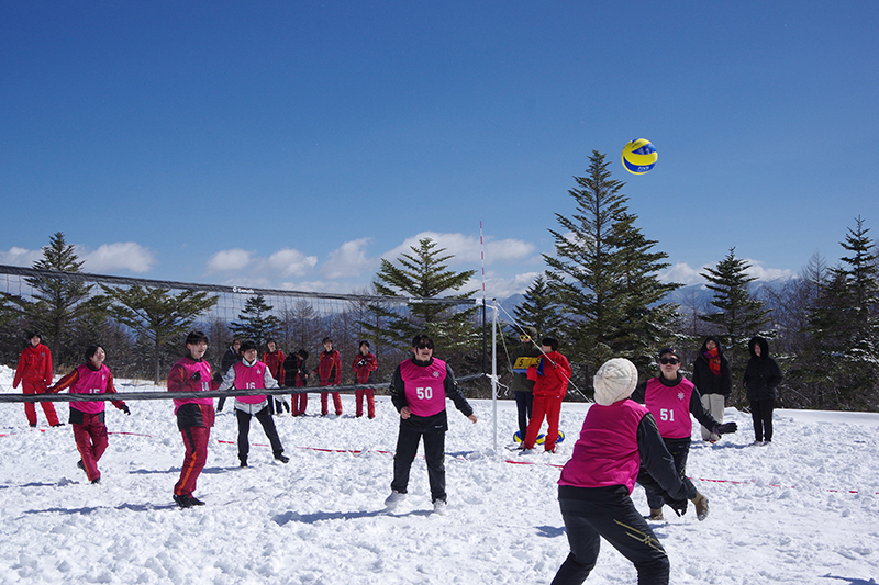 3月9日(日)、山梨県北杜市サンメドウズ清里スキー場で開催された「スノーバレーボール in YAMANASHI」が大盛況のうちに幕を閉じました。