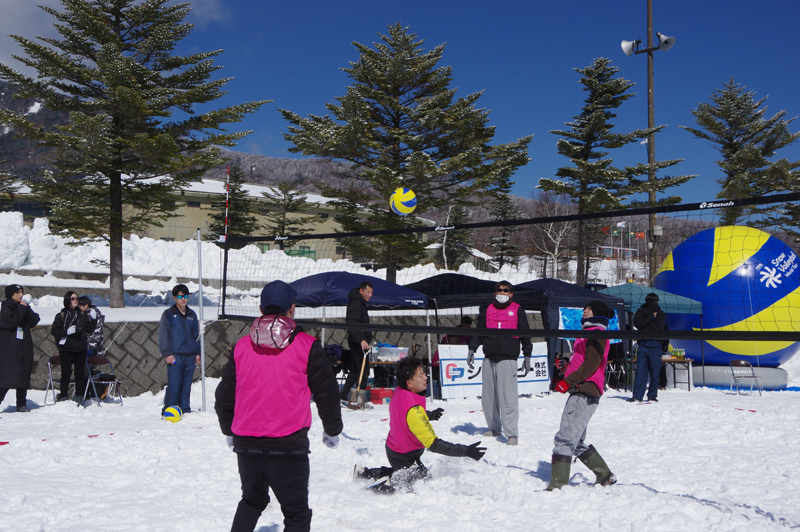 3月9日(日)、山梨県北杜市サンメドウズ清里スキー場で開催された「スノーバレーボール in YAMANASHI」が大盛況のうちに幕を閉じました。