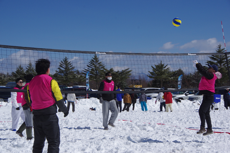 3月9日(日)、山梨県北杜市サンメドウズ清里スキー場で開催された「スノーバレーボール in YAMANASHI」が大盛況のうちに幕を閉じました。